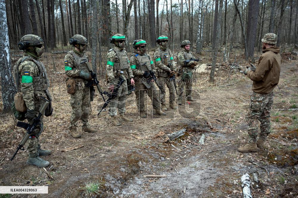 Drills of military volunteers enlisted under "Contract 18-24" programme