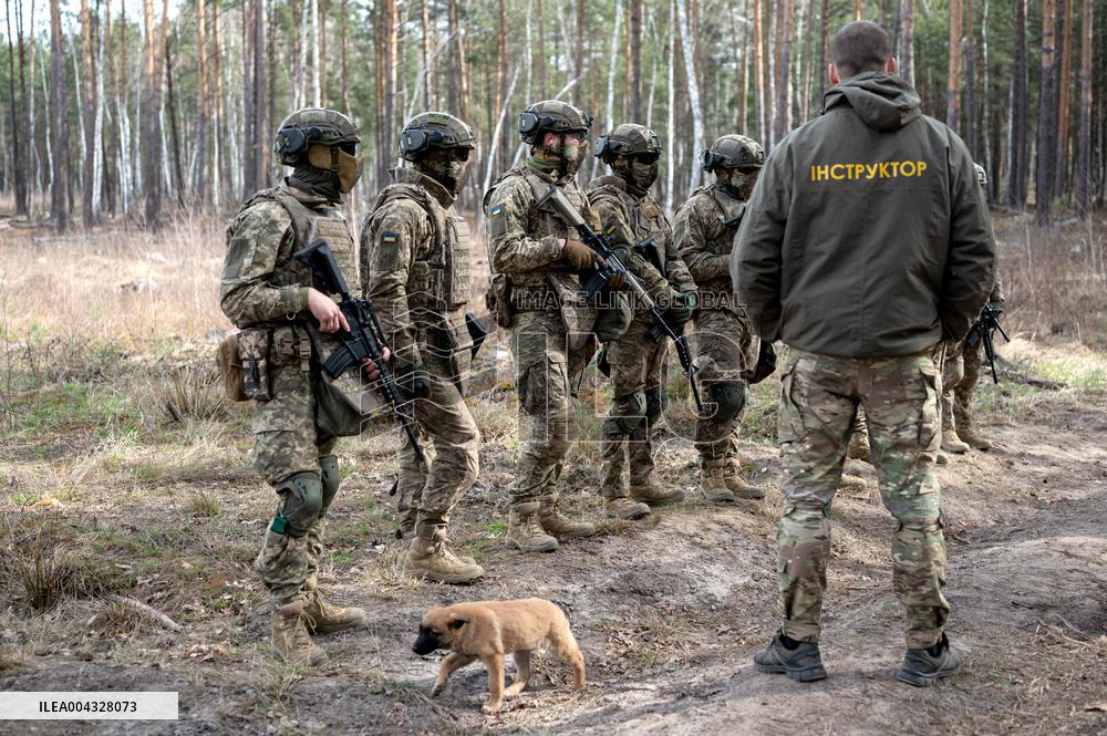 Drills of military volunteers enlisted under "Contract 18-24" programme