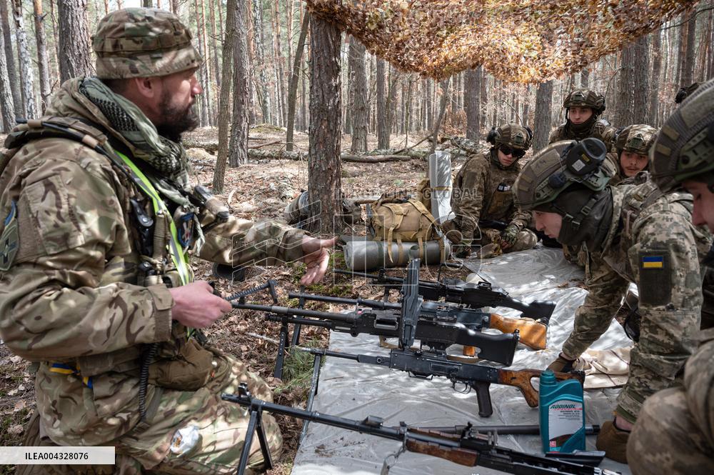 Drills of military volunteers enlisted under "Contract 18-24" programme