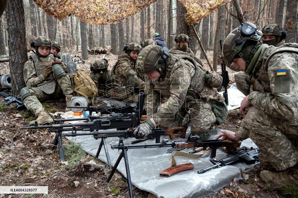 Drills of military volunteers enlisted under "Contract 18-24" programme