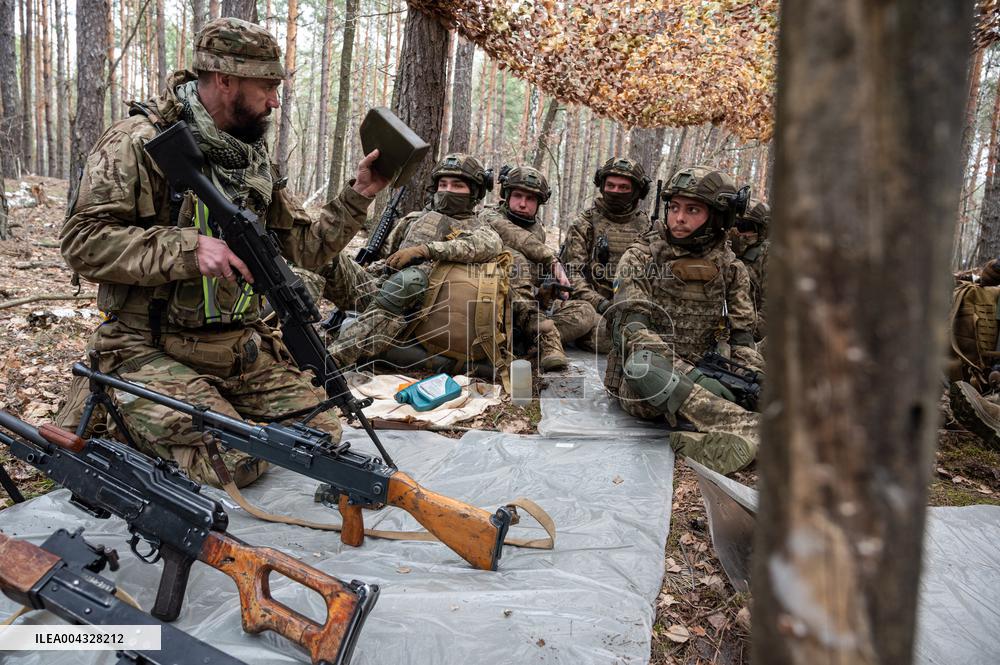 Drills of military volunteers enlisted under "Contract 18-24" programme
