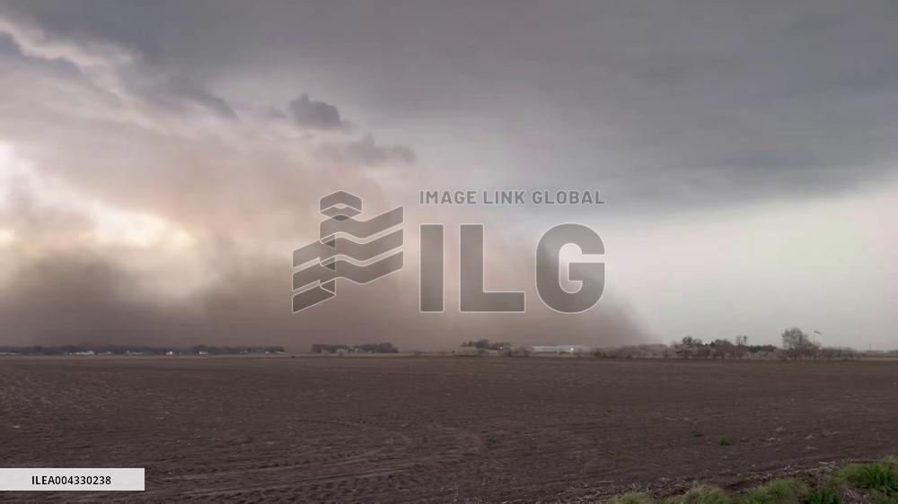 US: Huge Dust Cloud Kicked up by Winds Amid Tornado-Warned Storm in Nebraska