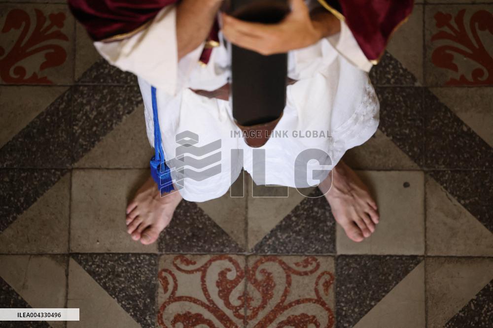 The Traditional Mass With The Lavanda - Calvi