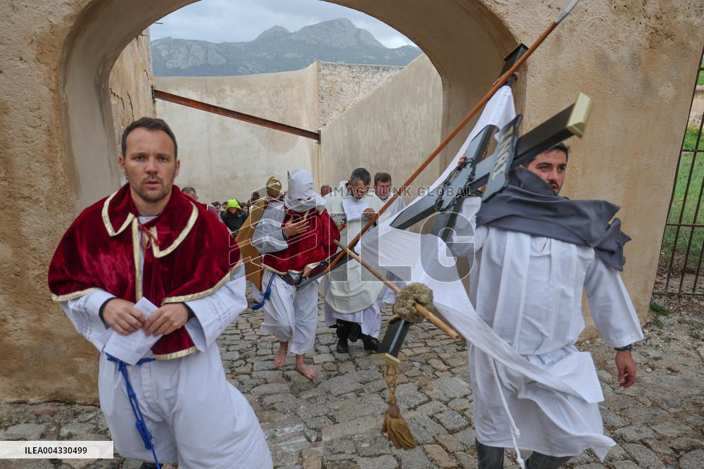 The Traditional Mass With The Lavanda - Calvi