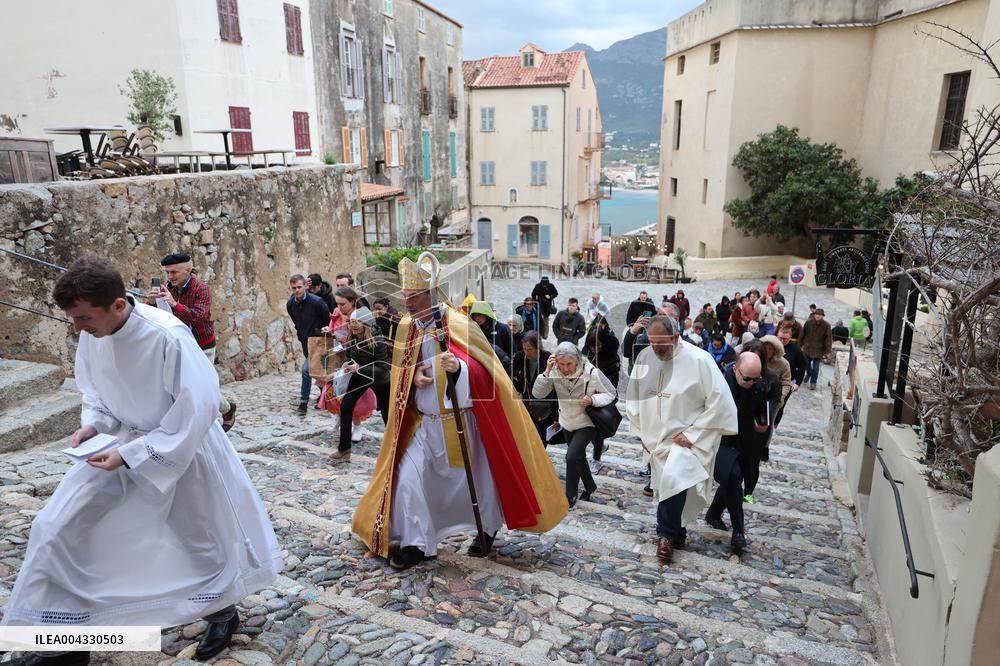 The Traditional Mass With The Lavanda - Calvi