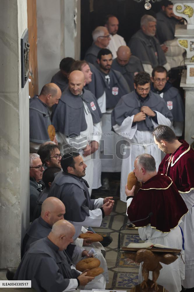 The Traditional Mass With The Lavanda - Calvi