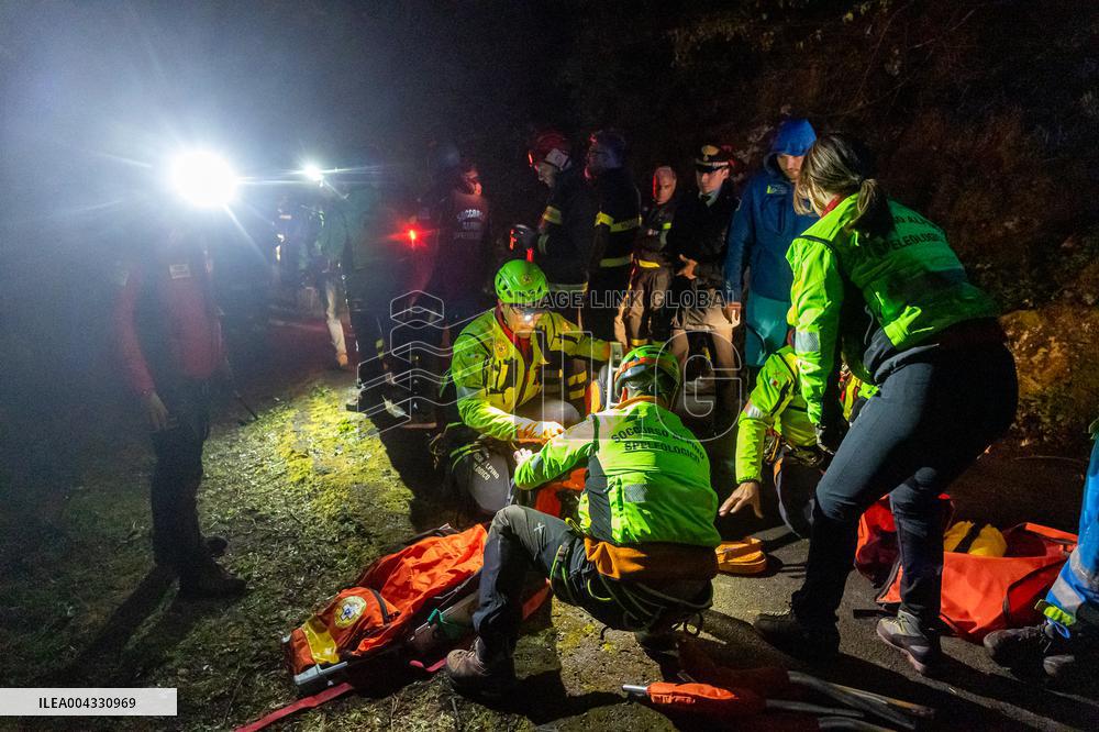 Naples, Castellammare di Stabia, a cabin of the Monte Faito cable car collapses, recovery of the bodies.