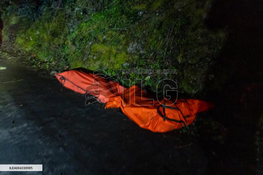 Naples, Castellammare di Stabia, a cabin of the Monte Faito cable car collapses, recovery of the bodies.