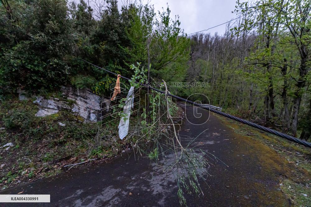 Naples, Castellammare di Stabia, a cabin of the Monte Faito cable car collapses, recovery of the bodies.