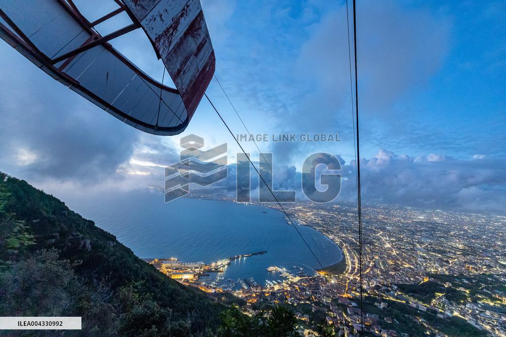 Naples, Castellammare di Stabia, a cabin of the Monte Faito cable car collapses, recovery of the bodies.