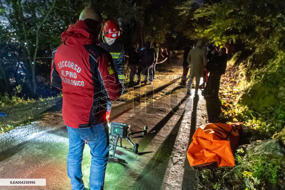 Naples, Castellammare di Stabia, a cabin of the Monte Faito cable car collapses, recovery of the bodies.