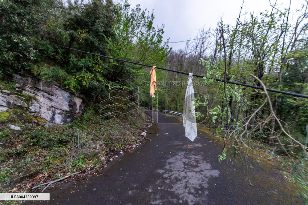 Naples, Castellammare di Stabia, a cabin of the Monte Faito cable car collapses, recovery of the bodies.