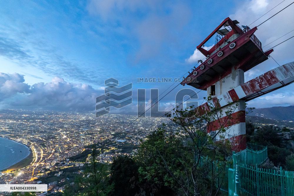 Naples, Castellammare di Stabia, a cabin of the Monte Faito cable car collapses, recovery of the bodies.