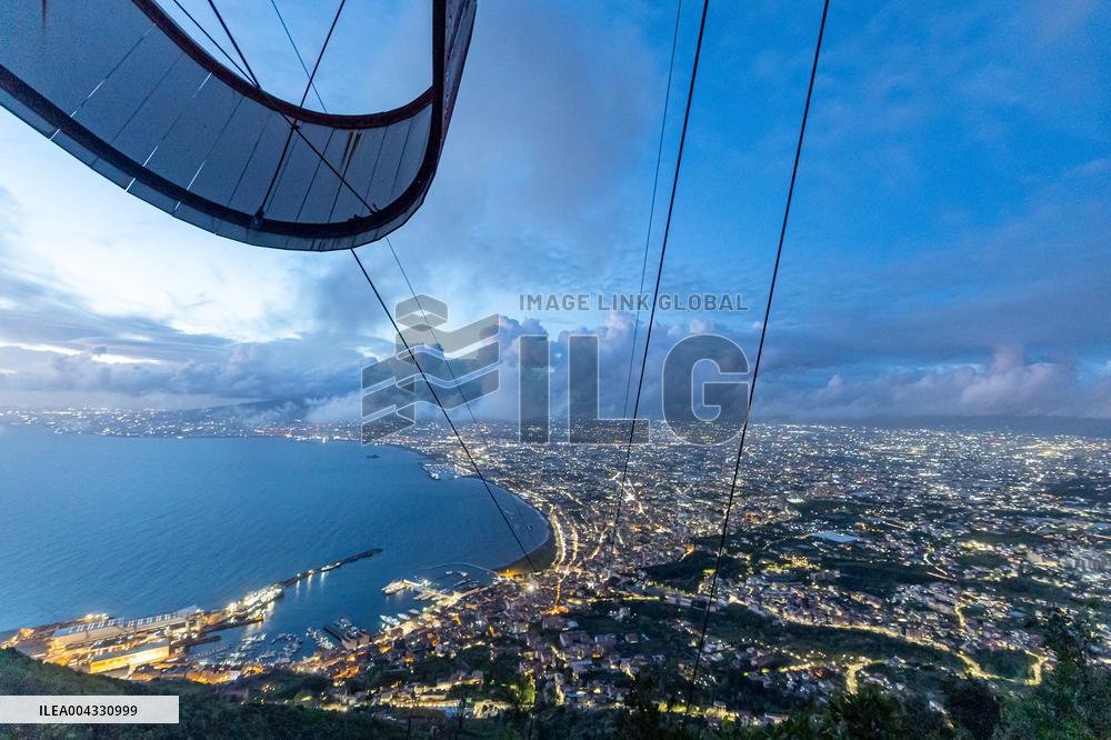 Naples, Castellammare di Stabia, a cabin of the Monte Faito cable car collapses, recovery of the bodies.