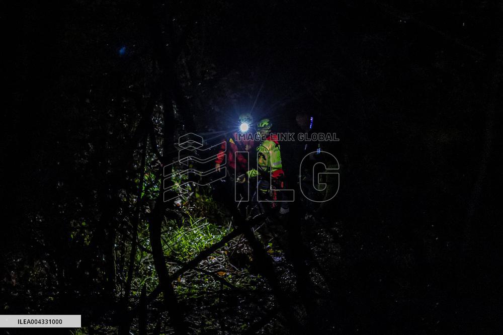 Naples, Castellammare di Stabia, a cabin of the Monte Faito cable car collapses, recovery of the bodies.
