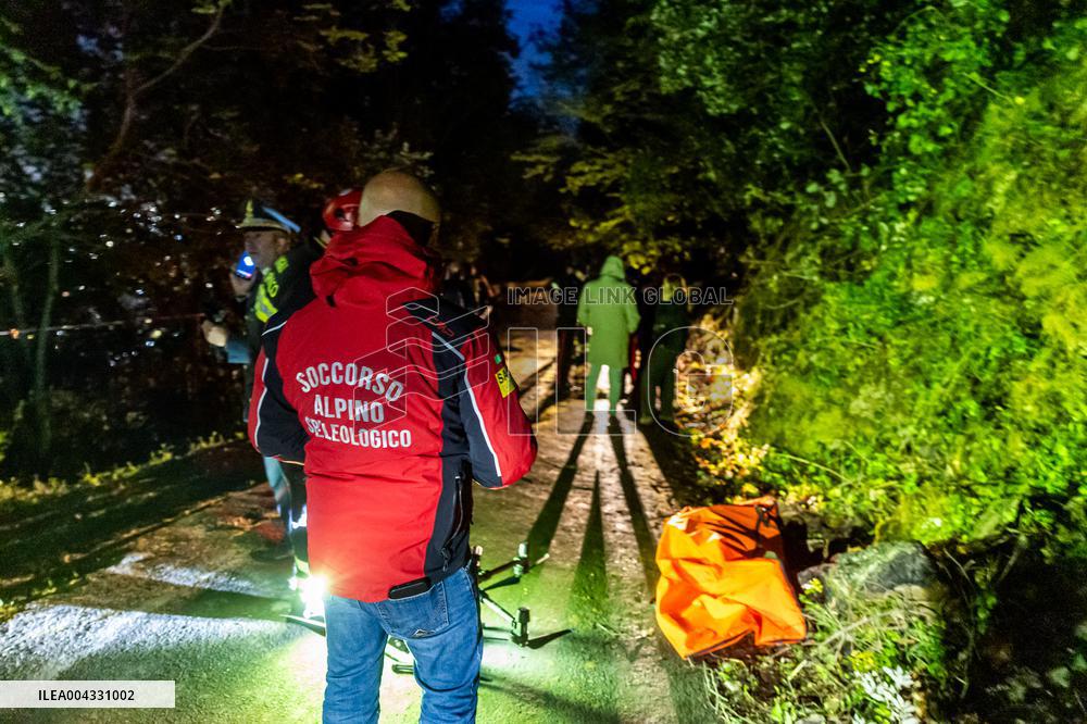Naples, Castellammare di Stabia, a cabin of the Monte Faito cable car collapses, recovery of the bodies.