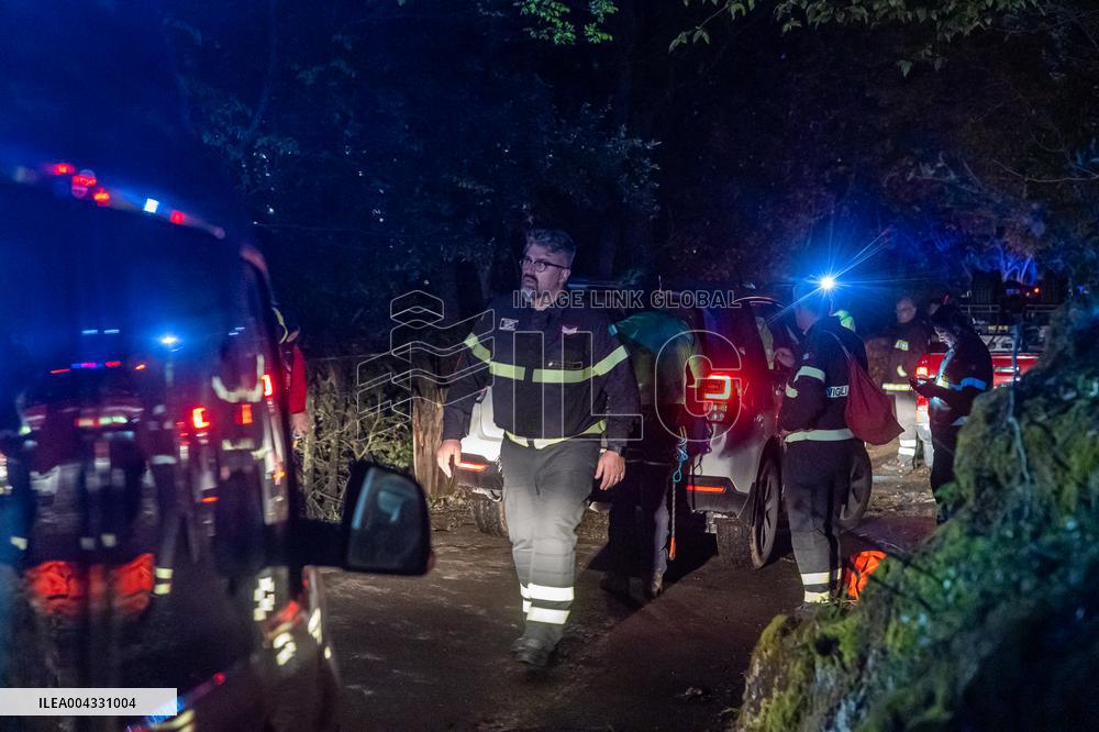 Naples, Castellammare di Stabia, a cabin of the Monte Faito cable car collapses, recovery of the bodies.