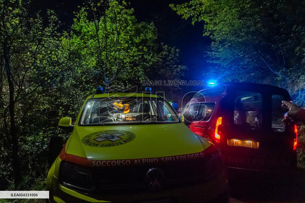 Naples, Castellammare di Stabia, a cabin of the Monte Faito cable car collapses, recovery of the bodies.