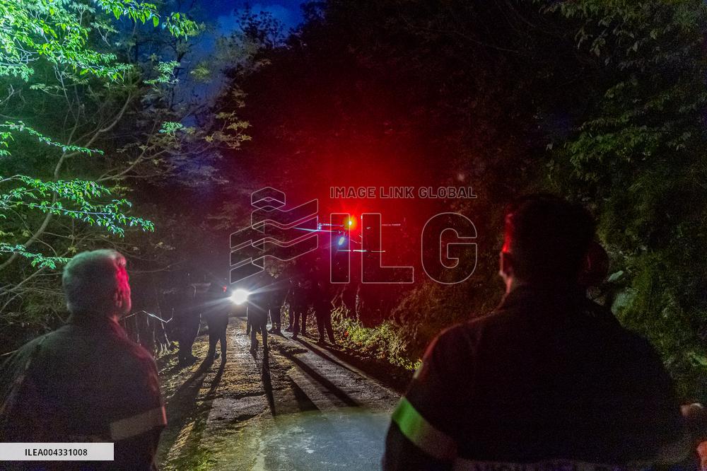 Naples, Castellammare di Stabia, a cabin of the Monte Faito cable car collapses, recovery of the bodies.