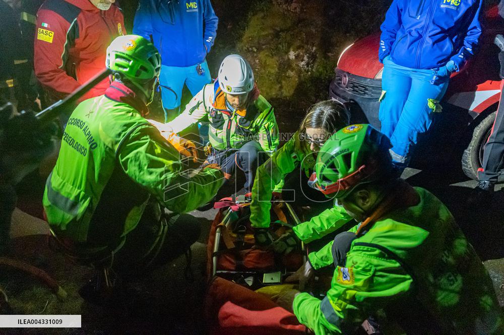 Naples, Castellammare di Stabia, a cabin of the Monte Faito cable car collapses, recovery of the bodies.