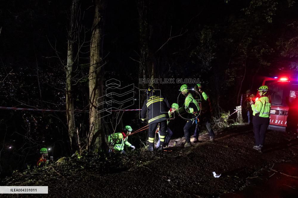 Naples, Castellammare di Stabia, a cabin of the Monte Faito cable car collapses, recovery of the bodies.