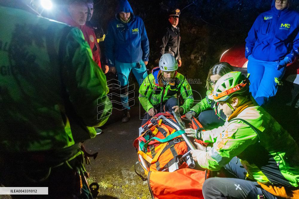 Naples, Castellammare di Stabia, a cabin of the Monte Faito cable car collapses, recovery of the bodies.