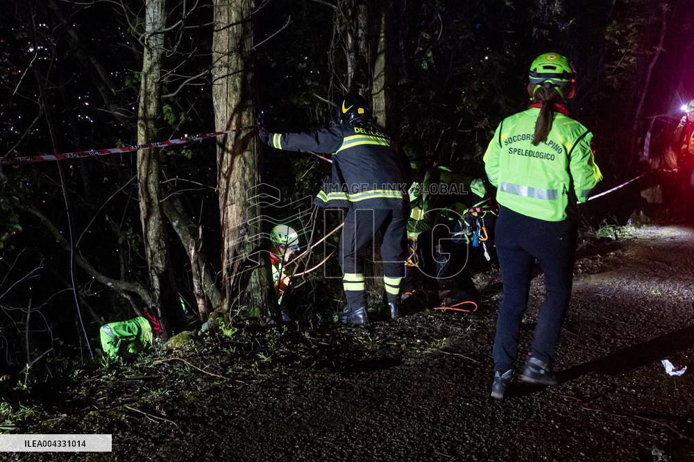 Naples, Castellammare di Stabia, a cabin of the Monte Faito cable car collapses, recovery of the bodies.