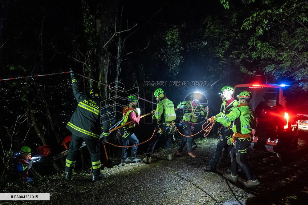 Naples, Castellammare di Stabia, a cabin of the Monte Faito cable car collapses, recovery of the bodies.