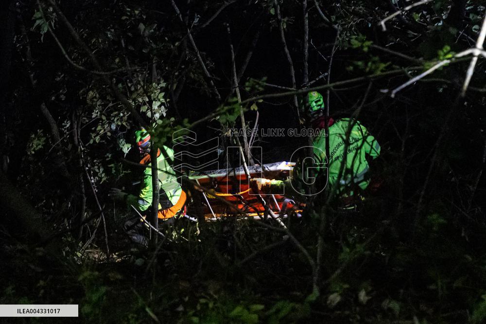 Naples, Castellammare di Stabia, a cabin of the Monte Faito cable car collapses, recovery of the bodies.