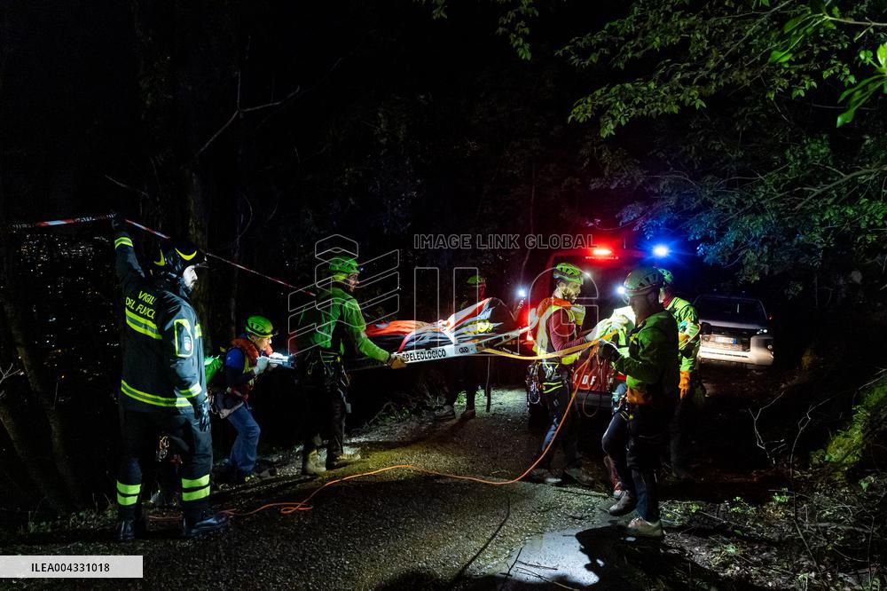 Naples, Castellammare di Stabia, a cabin of the Monte Faito cable car collapses, recovery of the bodies.