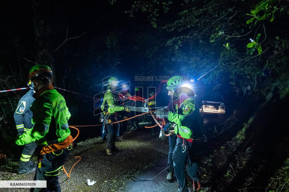 Naples, Castellammare di Stabia, a cabin of the Monte Faito cable car collapses, recovery of the bodies.