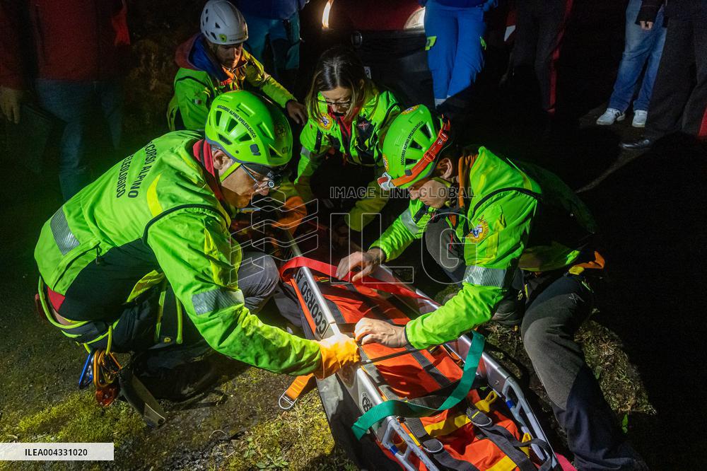 Naples, Castellammare di Stabia, a cabin of the Monte Faito cable car collapses, recovery of the bodies.