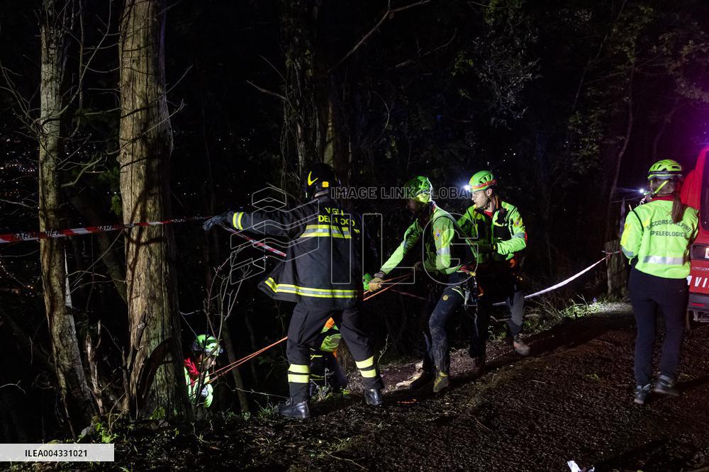 Naples, Castellammare di Stabia, a cabin of the Monte Faito cable car collapses, recovery of the bodies.