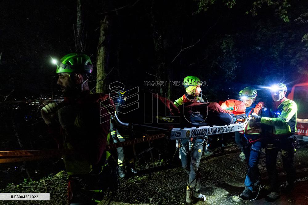 Naples, Castellammare di Stabia, a cabin of the Monte Faito cable car collapses, recovery of the bodies.