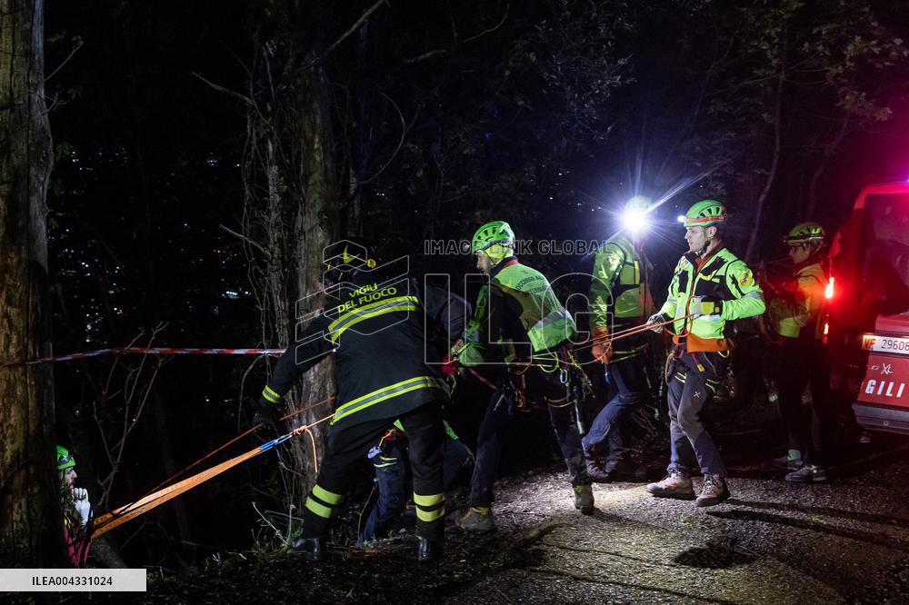 Naples, Castellammare di Stabia, a cabin of the Monte Faito cable car collapses, recovery of the bodies.