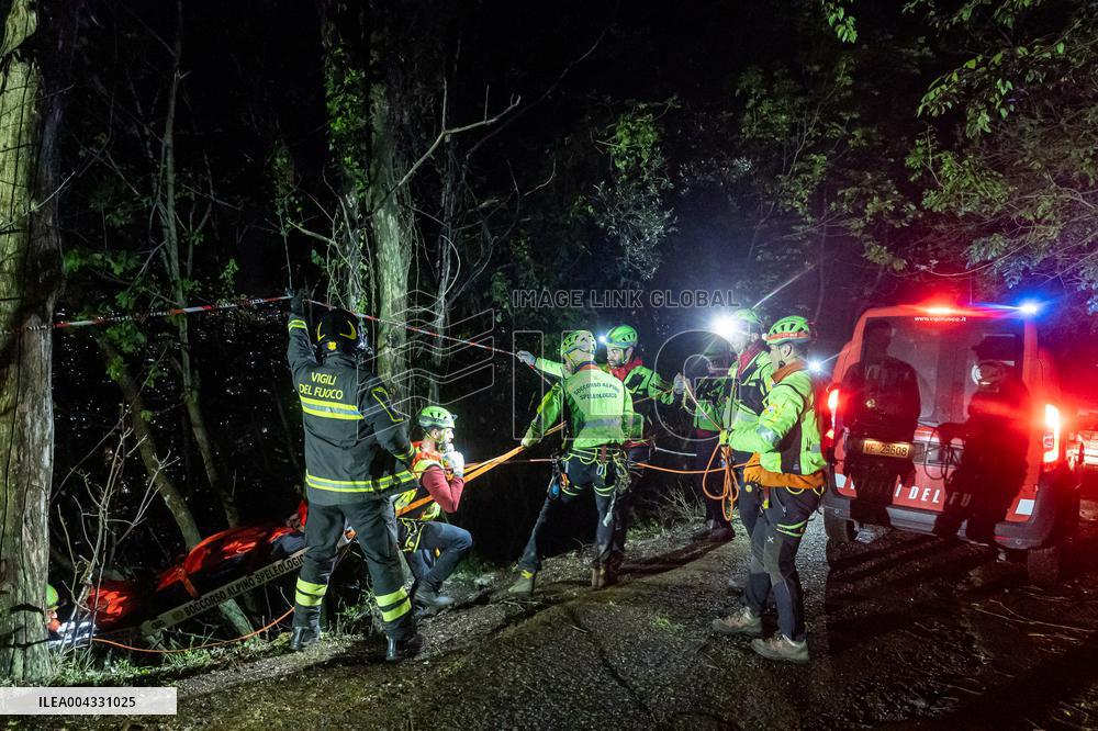 Naples, Castellammare di Stabia, a cabin of the Monte Faito cable car collapses, recovery of the bodies.