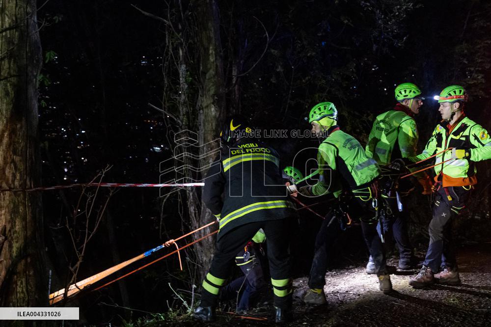 Naples, Castellammare di Stabia, a cabin of the Monte Faito cable car collapses, recovery of the bodies.