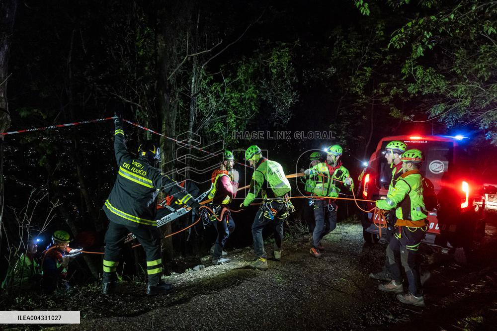 Naples, Castellammare di Stabia, a cabin of the Monte Faito cable car collapses, recovery of the bodies.