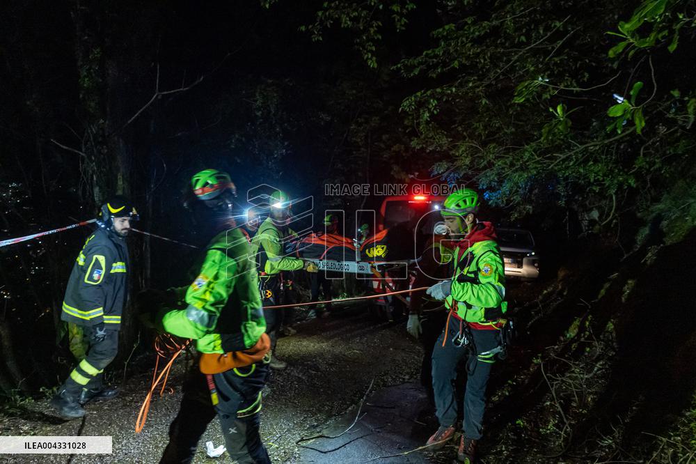 Naples, Castellammare di Stabia, a cabin of the Monte Faito cable car collapses, recovery of the bodies.