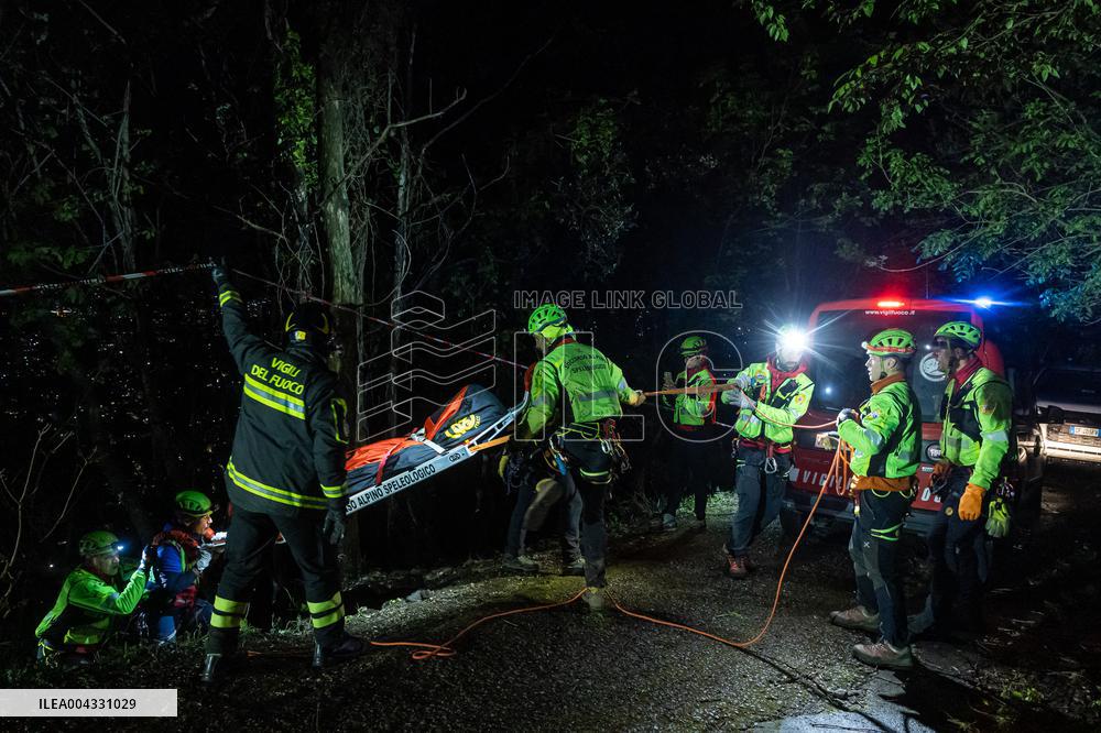 Naples, Castellammare di Stabia, a cabin of the Monte Faito cable car collapses, recovery of the bodies.