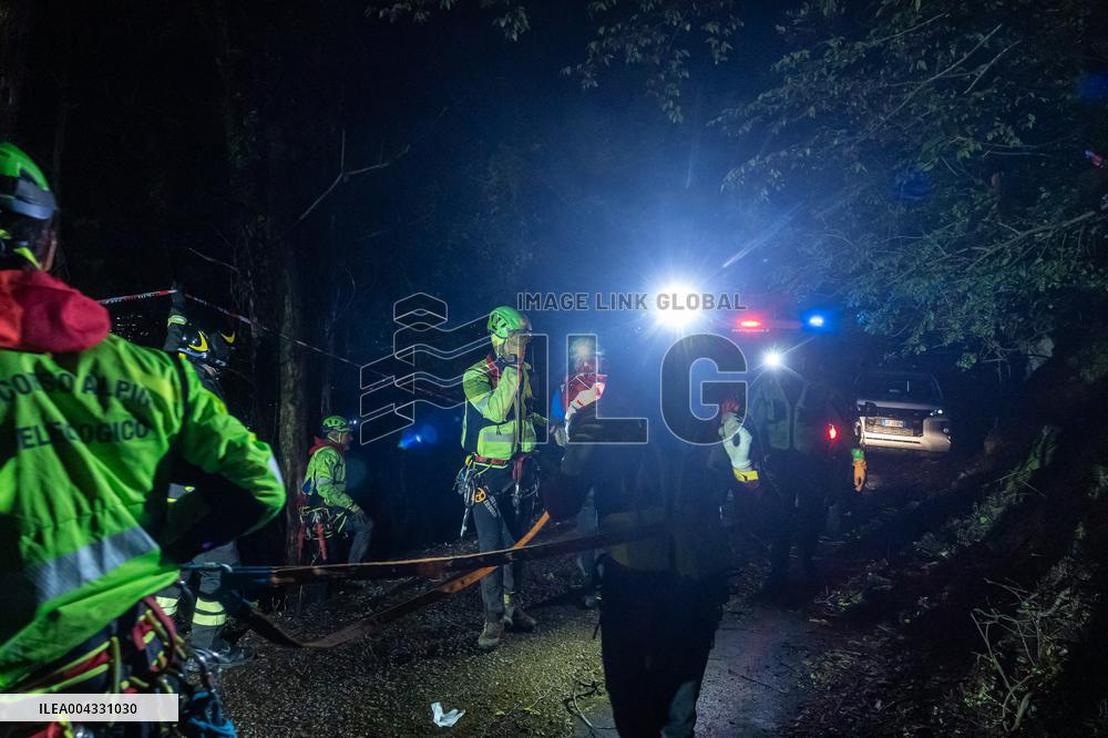 Naples, Castellammare di Stabia, a cabin of the Monte Faito cable car collapses, recovery of the bodies.