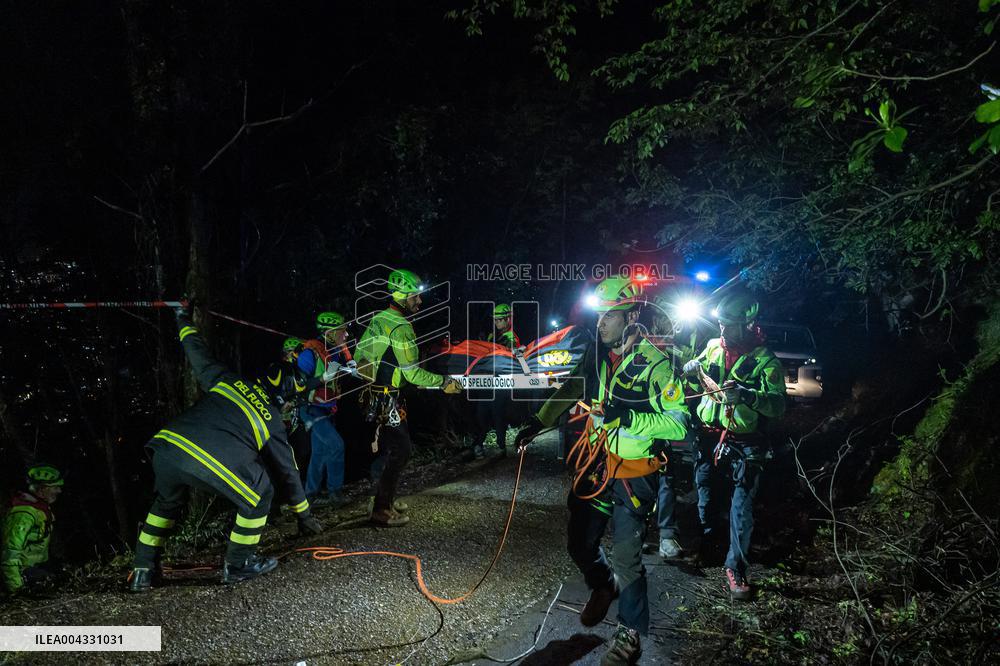 Naples, Castellammare di Stabia, a cabin of the Monte Faito cable car collapses, recovery of the bodies.