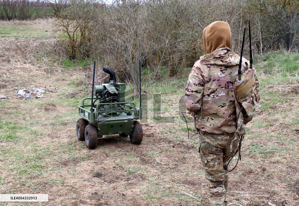 Training of operators of ground robotic systems