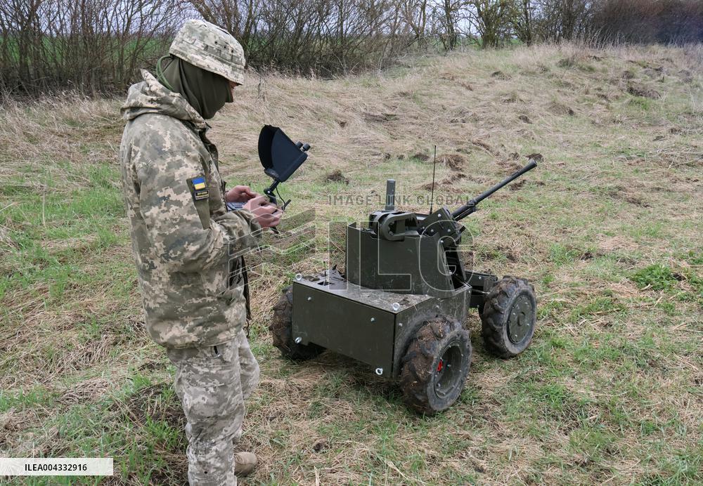 Training of operators of ground robotic systems