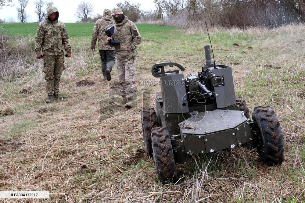 Training of operators of ground robotic systems