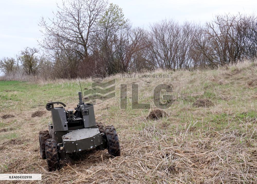 Training of operators of ground robotic systems