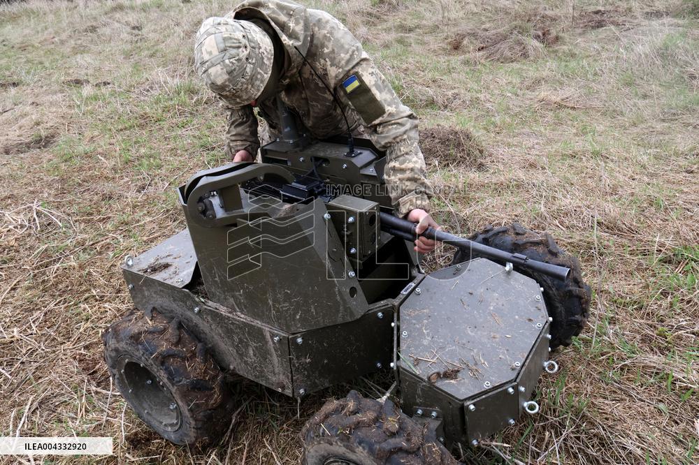 Training of operators of ground robotic systems