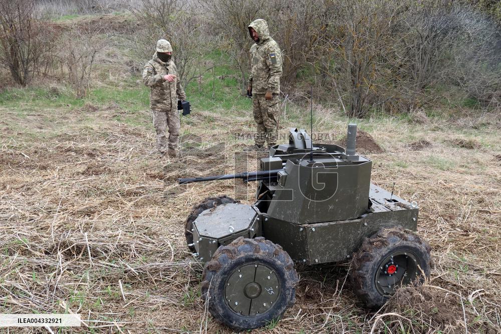 Training of operators of ground robotic systems