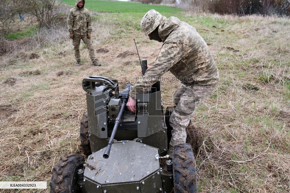 Training of operators of ground robotic systems