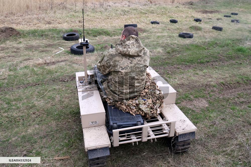 Training of operators of ground robotic systems